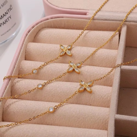 18K Gold Plated Cubic Zirconia Flower Necklace - Picture 5 of 9